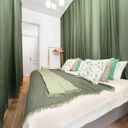 Large By Avenida Da Liberdade 7br Apartment *
