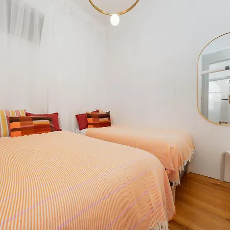 Large By Avenida Da Liberdade 7br Lisboa